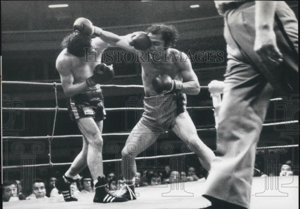 Press Photo Duran connects with his left on Wajima&#39;s eye - Historic Images
