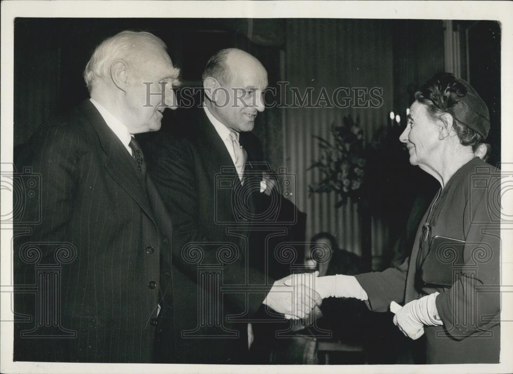 1955 Press Photo Dr GJ van Heuven Goodhart UN High Comm For Refugees-Nobel Prize - Historic Images