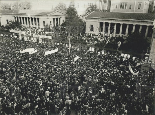 1975 Press Photo Crowds Polytechnical School of Athens At 2nd Uprising Celebratn - Historic Images
