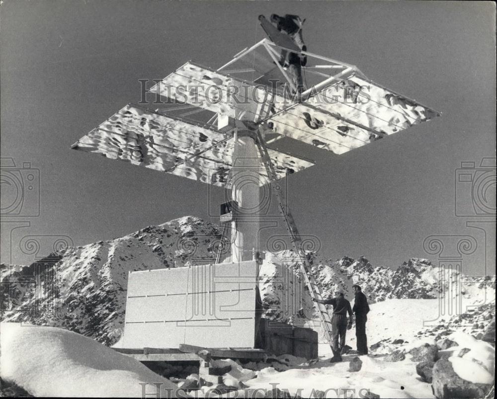 Press Photo Workers Fix Mirror Elements On Heliostat Eastern Switzerland - Historic Images