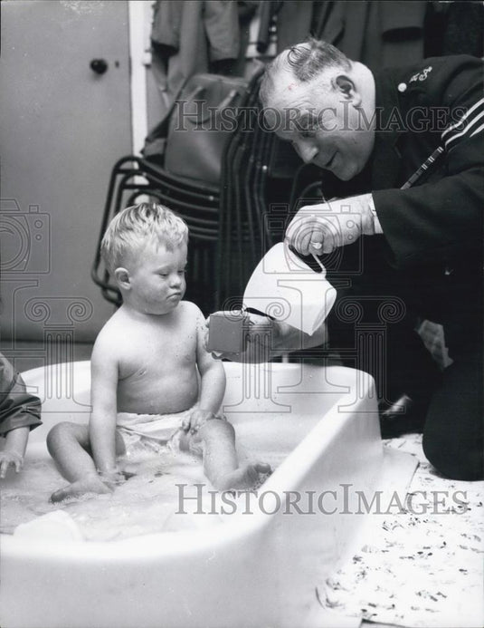 Press Photo Police Sergeant Stibbards Shows Child Bath Time Isn't So Frightening - Historic Images