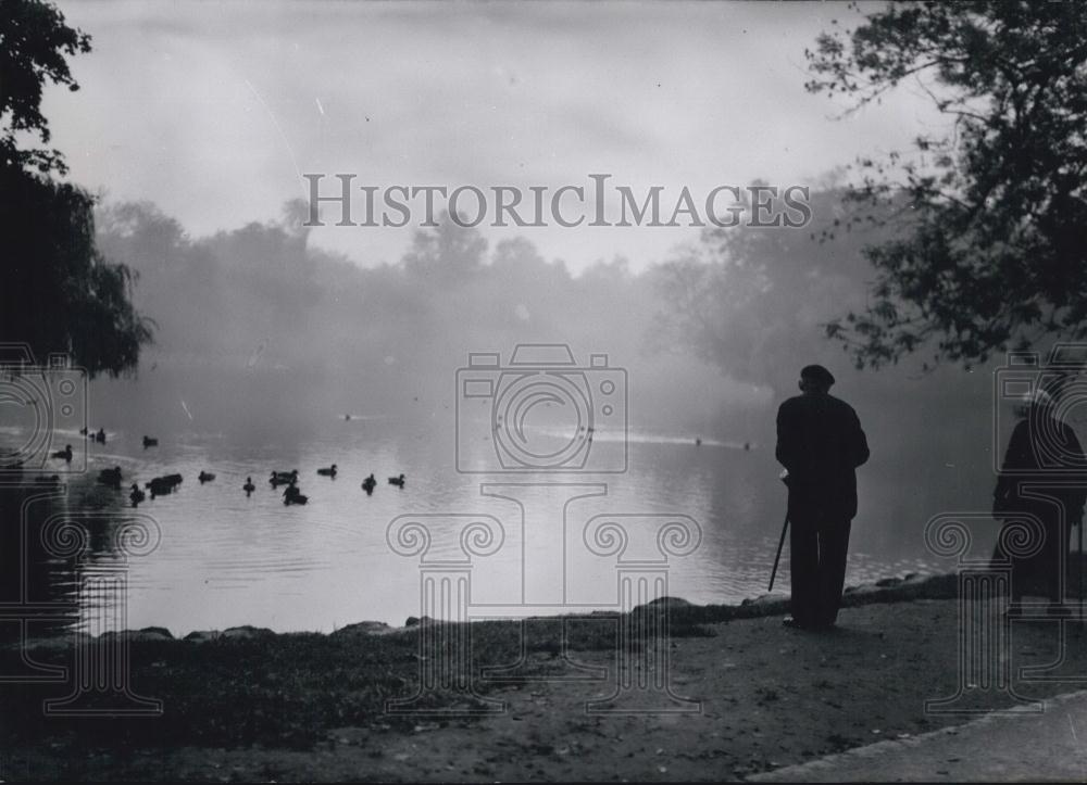 1963 Press Photo Lake, People Walking Through Park - Historic Images