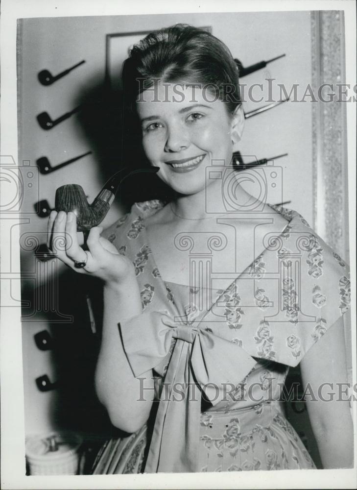 Press Photo A model with a pipe display - Historic Images