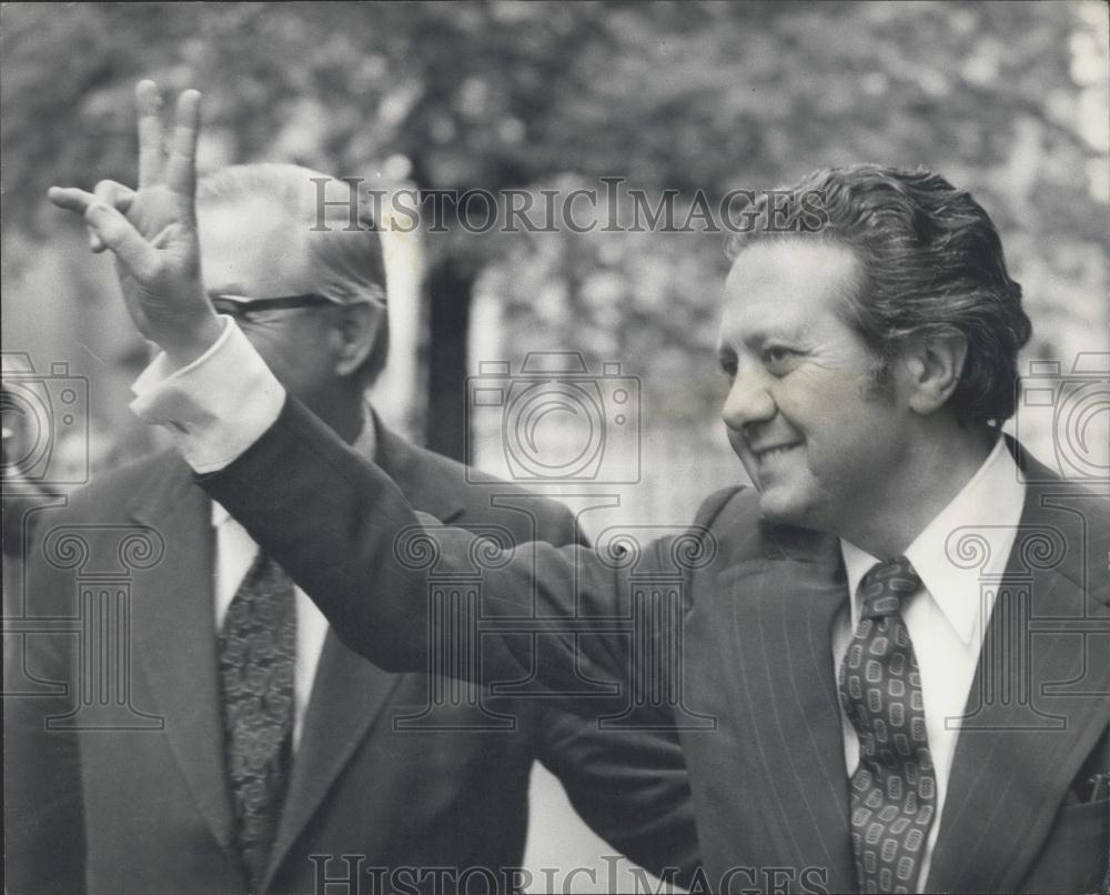 1974 Press Photo Dr. Mario Soares gives the "V' sign in Downing Street today. - Historic Images