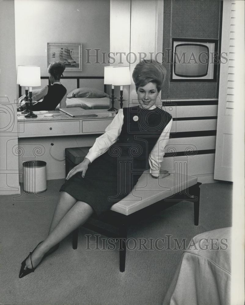 1963 Press Photo Marjorie Harris Hotel guide London Hilton Hotel - Historic Images