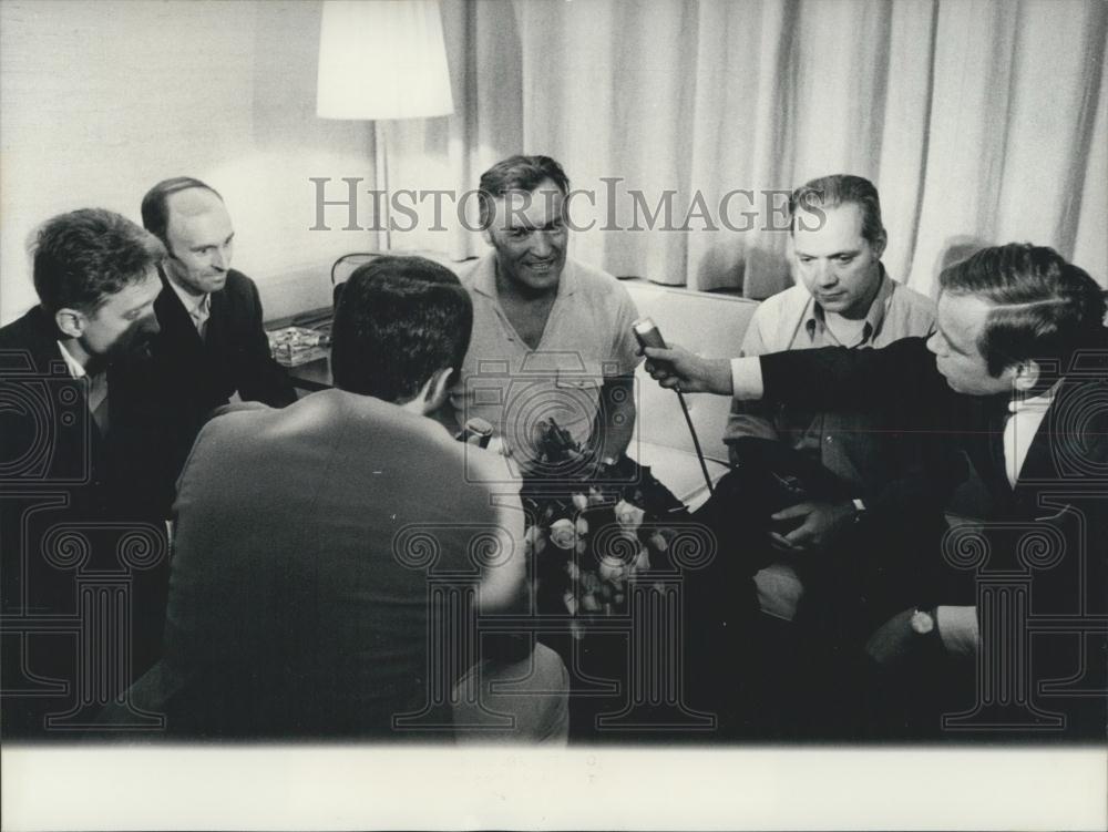1970 Press Photo Liberated Hostages Arrive in Zurich - Historic Images