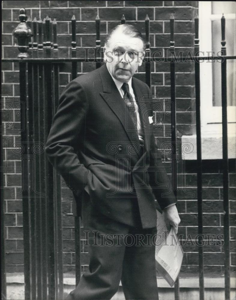 1992 Press Photo Foreign Secretary Francis Pymn arrives at No.10 Downing Street - Historic Images