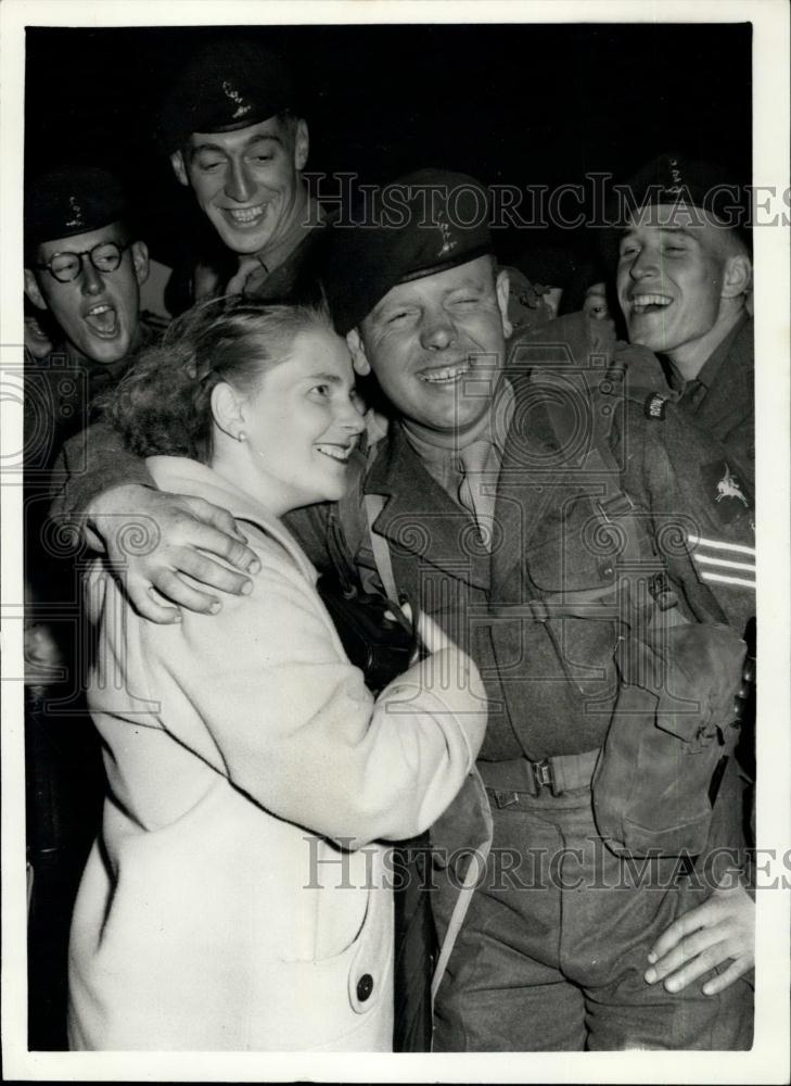 1956 Press Photo Parachute Units Leave Portsmouth Farewell Hug for Sgt Paxton - Historic Images