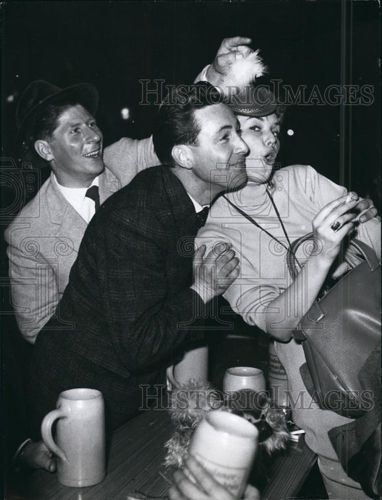 Press Photo Men & Woman at Celebration - Historic Images