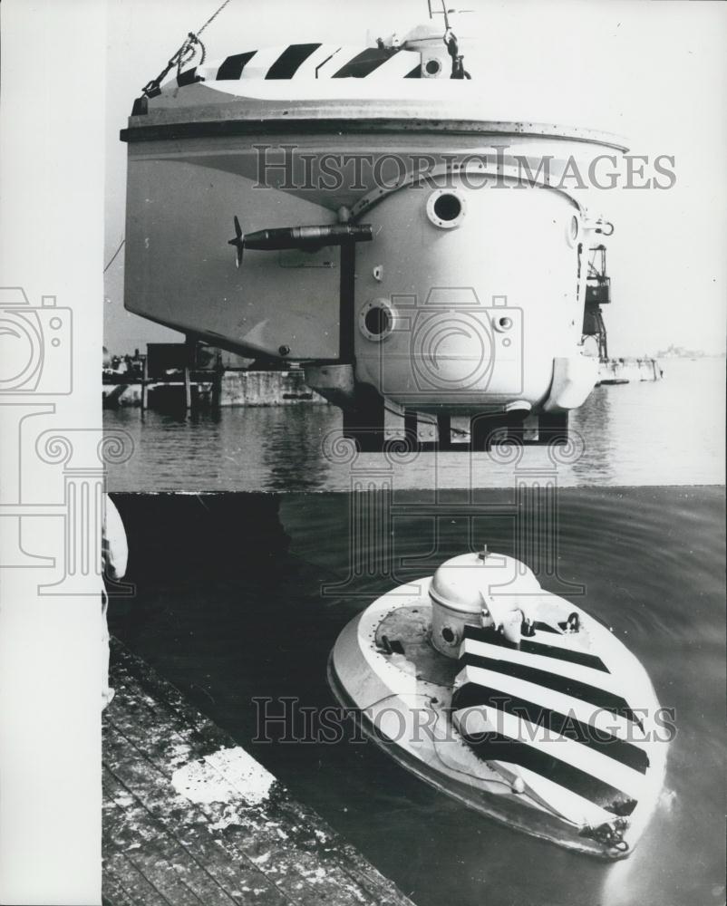 Press Photo Midget Submarine Ready for Launch - Historic Images