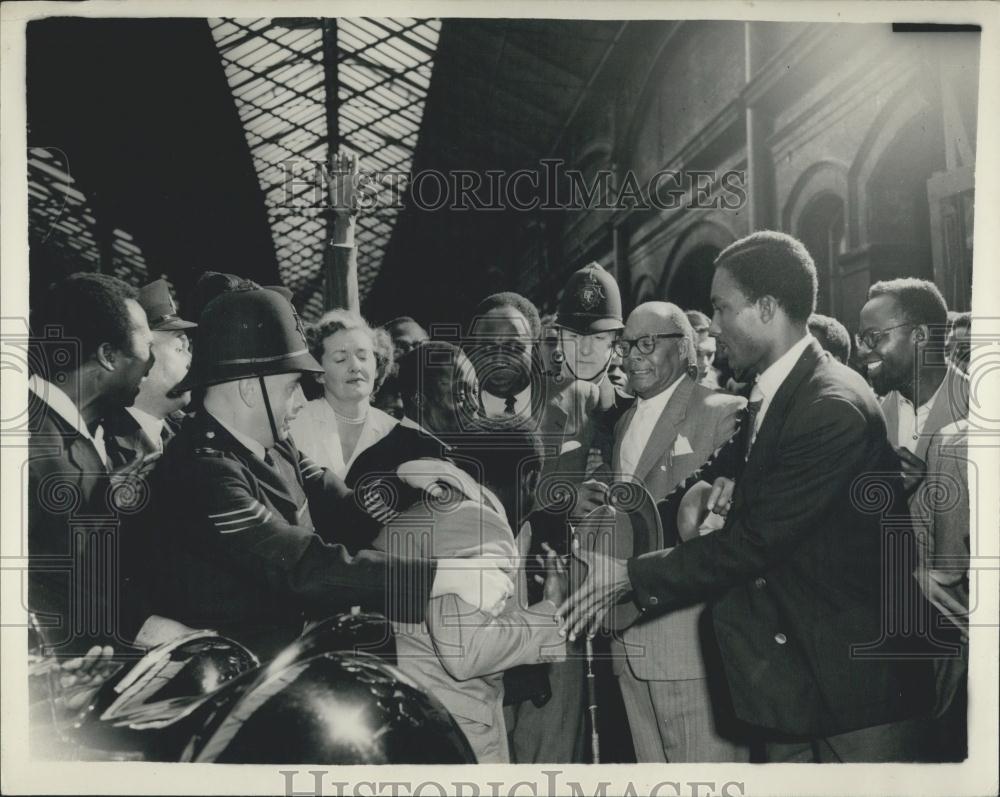 1957 Press Photo Dr. Kwane Nkrumah Arrived In Euston - Historic Images