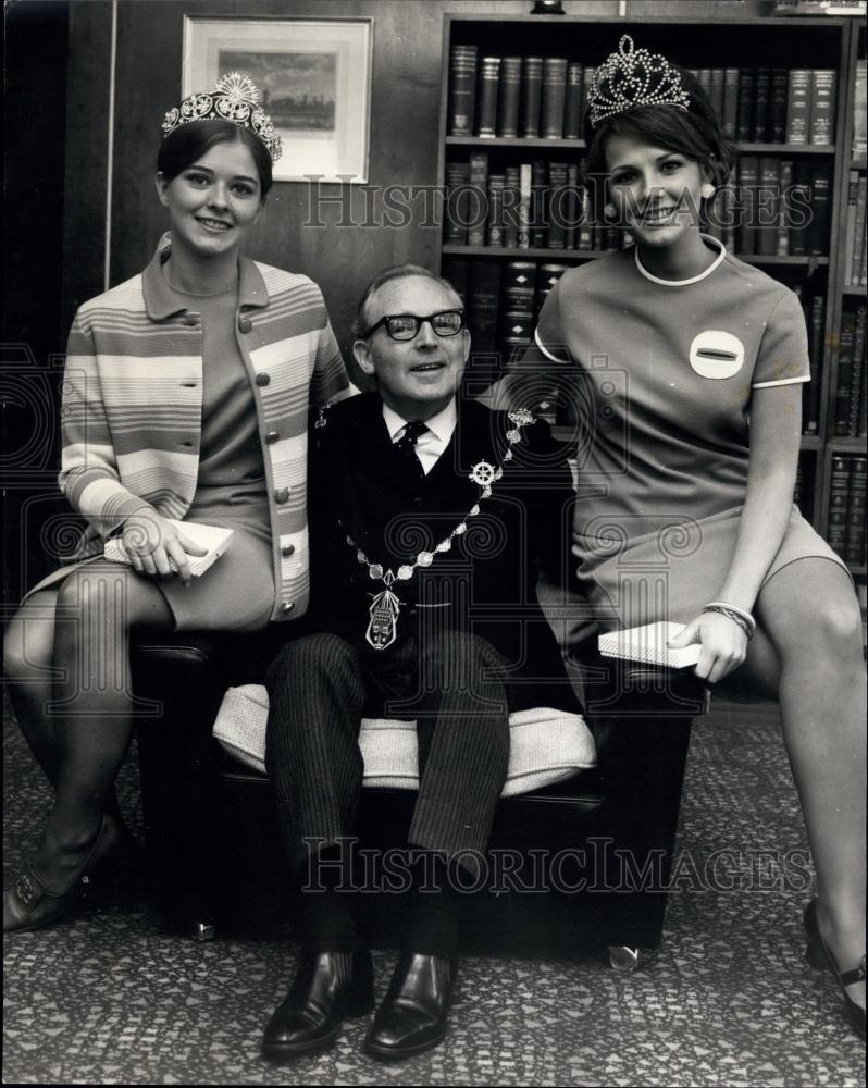 1969 Press Photo Twin Cities beauty Queens in London - Historic Images