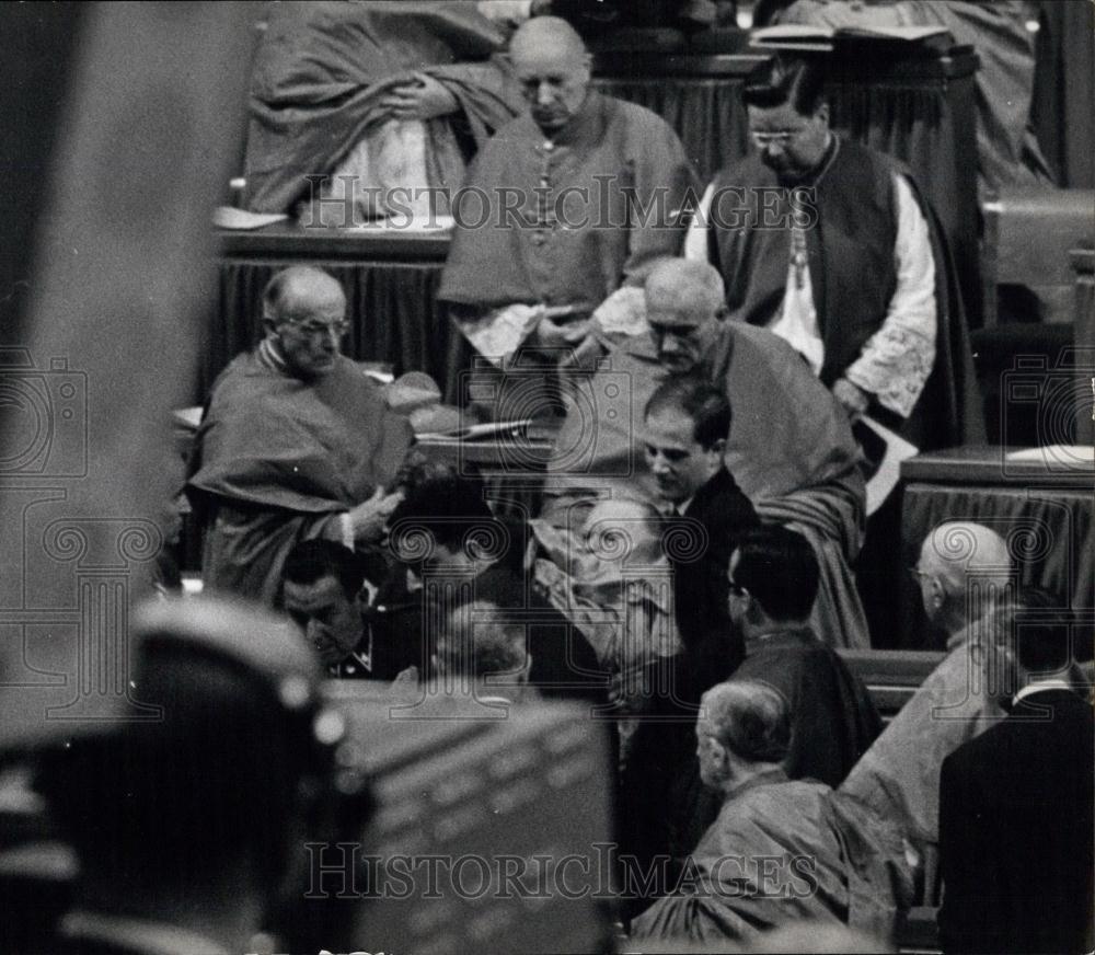 1964 Press Photo Pope Paul VI at the Church of Saint Peter for Holy Mass Servic - Historic Images