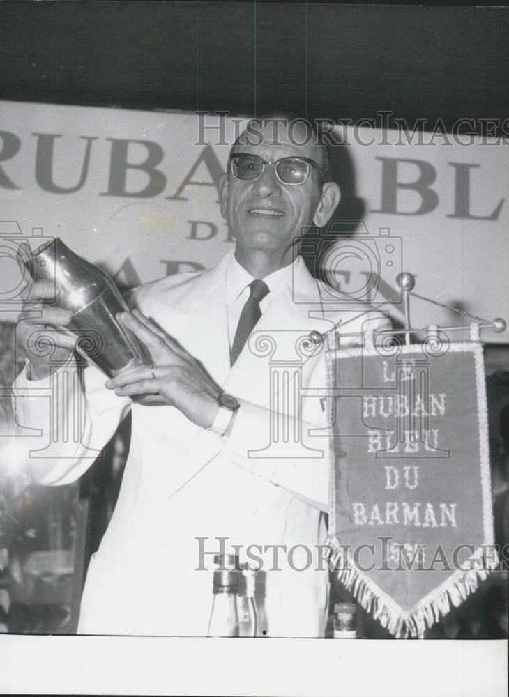 1965 Press Photo Albert Monti Paris Barman Awarded Blue Ribon - Historic Images