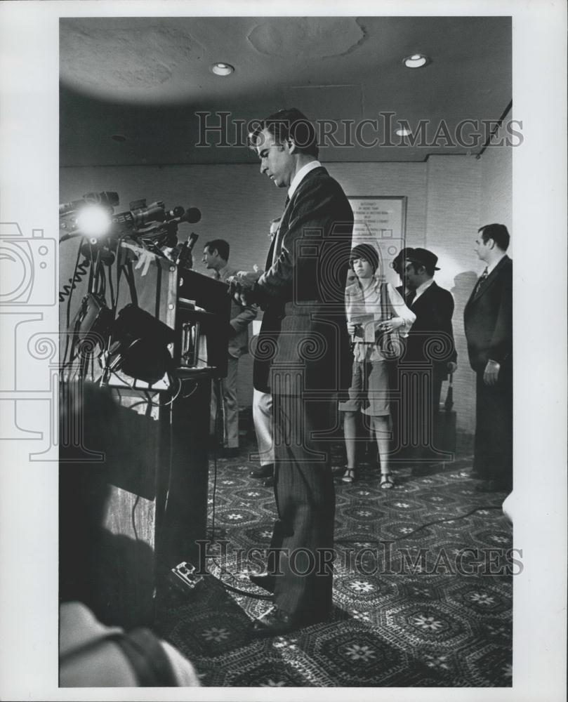 1976 Press Photo Gov. Jerry Brown at New York Hilton - Historic Images