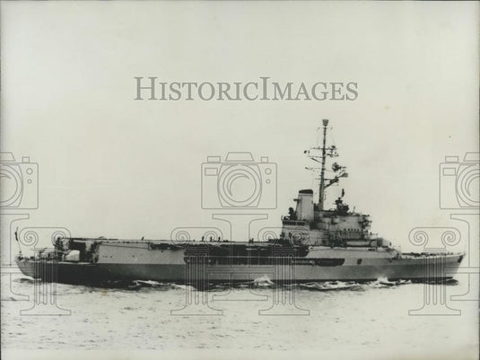 1964 Press Photo The "Resolue", the first helicopter-carrier in the French Navy - Historic Images