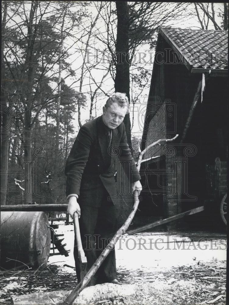 Press Photo son of the farmer Kleine-Sender has to cut his wood now by himself - Historic Images