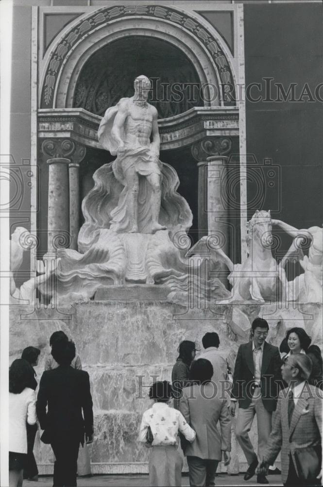 1974 Press Photo Trevi Fountain, Shinjuk District Plaza, Tokyo - Historic Images