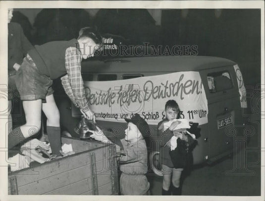 Press Photo "Germans help Germans" campaign for refugees - Historic Images