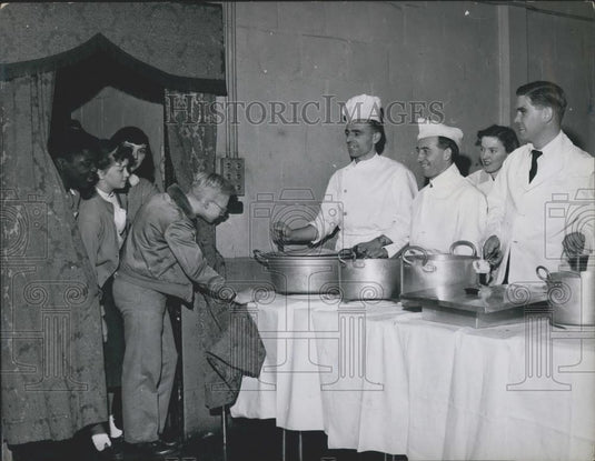 Press Photo Nearly time for lunch and the chefs are waiting to serve the hungry - Historic Images