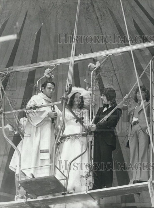 1975 Press Photo Seventh heaven - newly weds trapeze artistes Francis Martin Ko" - Historic Images
