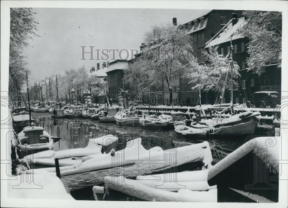 Press Photo Winter Scene Boats Tied Up Waterway - Historic Images