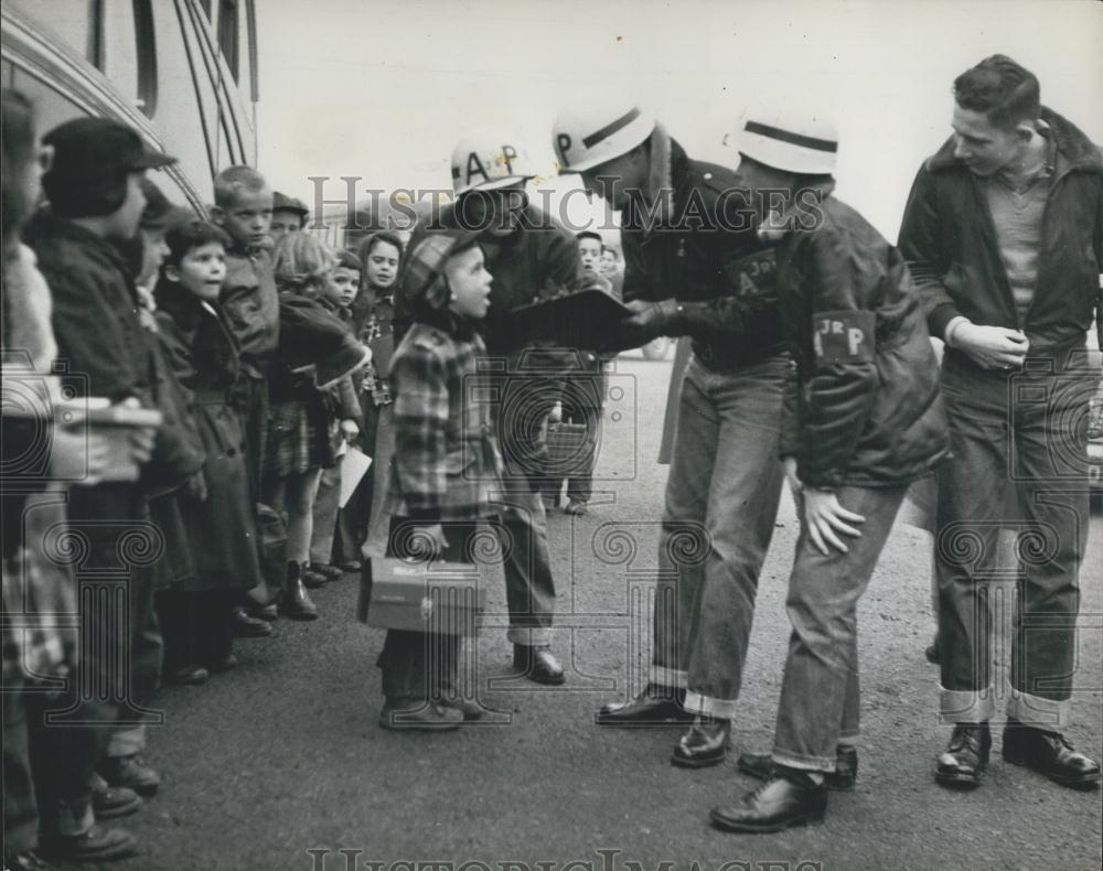 Press Photo American School Children on Servicemen in Britain - Historic Images