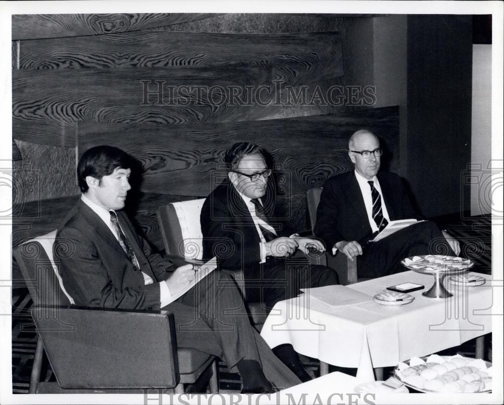 1972 Press Photo Dr Kissinger Talking With Japanese Socialist Party Tokyo - Historic Images