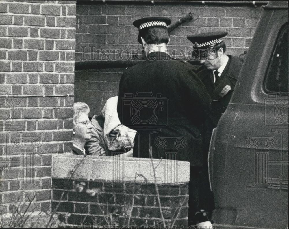 1974 Press Photo Uxbridge Court Guns Conspiracy Charges Armed Police Surround - Historic Images