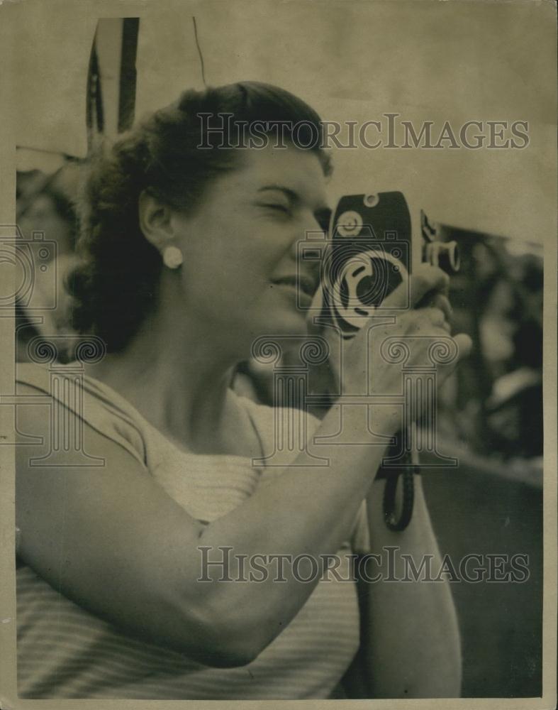 1953 Press Photo Wimbledon Tennis Tourny Mrs. Drobny Looks Through Cine Camera - Historic Images