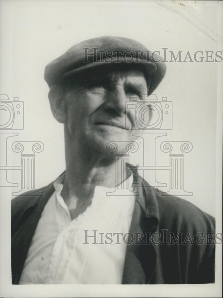 1953 Press Photo One Hundred Pounds Burial Fee In Village Churchyard - Historic Images