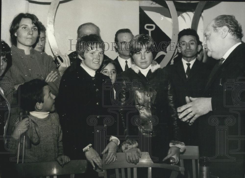 1968 Press Photo Isabelle Mire Back In Pyrenees Village After Ski Win in USA - Historic Images