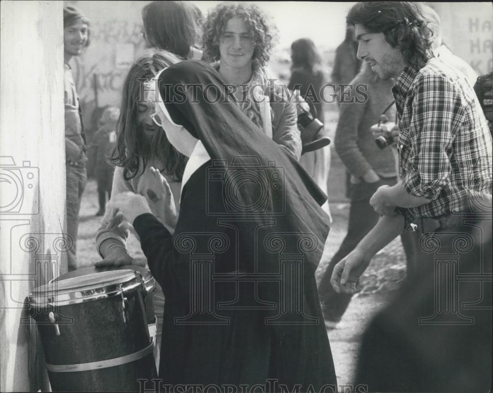 1975 Press Photo Sister Verity Nun St. Mary Wantage Watchfield Pop Festival - Historic Images