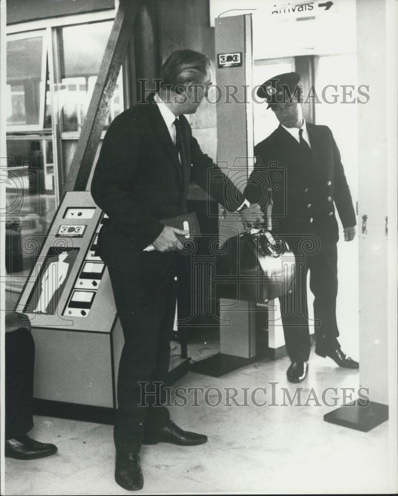 1970 Press Photo Machine Metal Detector Installed at Heathrow Airport - Historic Images