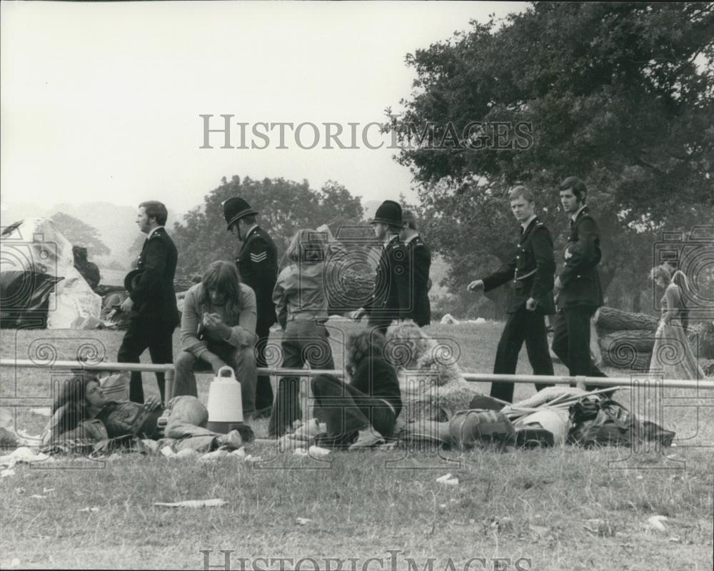 1974 Press Photo Police clash with Pop Fans in a "Clear-out" Raid - Historic Images