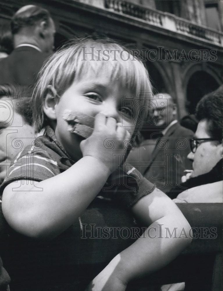 Press Photo Child Eating - Historic Images