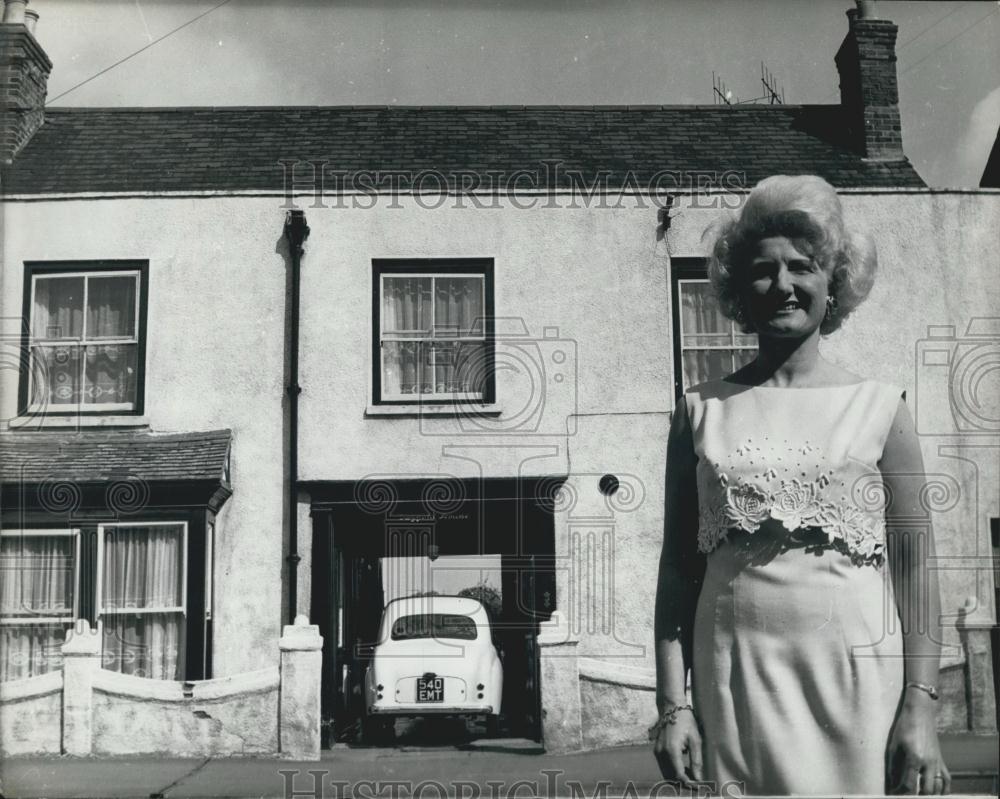 1964 Press Photo Joan Thomas has solved the parking problem by running the road - Historic Images