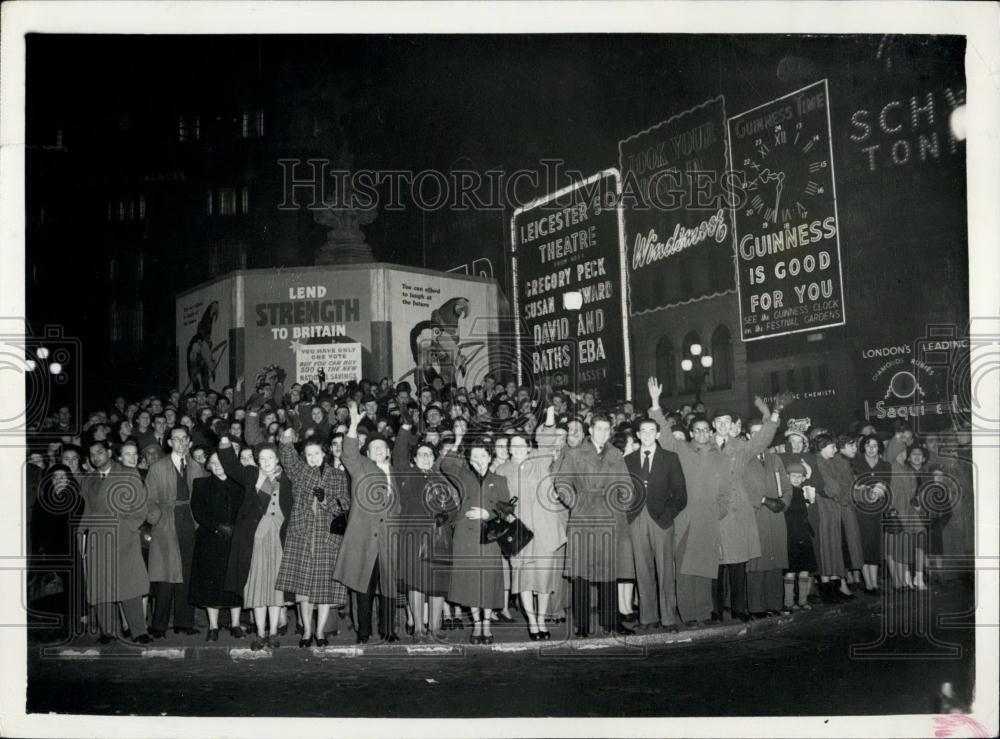 1951 Press Photo The General Election Cheering Crowds In Piccadilly - Historic Images