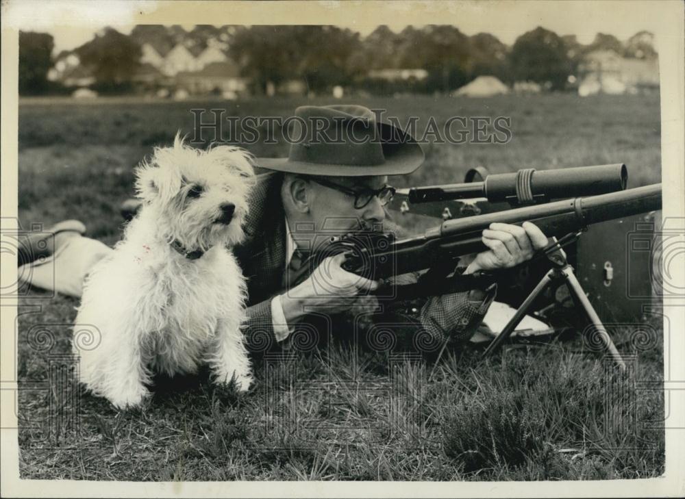 1956 Press Photo Shooter Freakleyof Leamington Spa Competing Queen's Prize - Historic Images