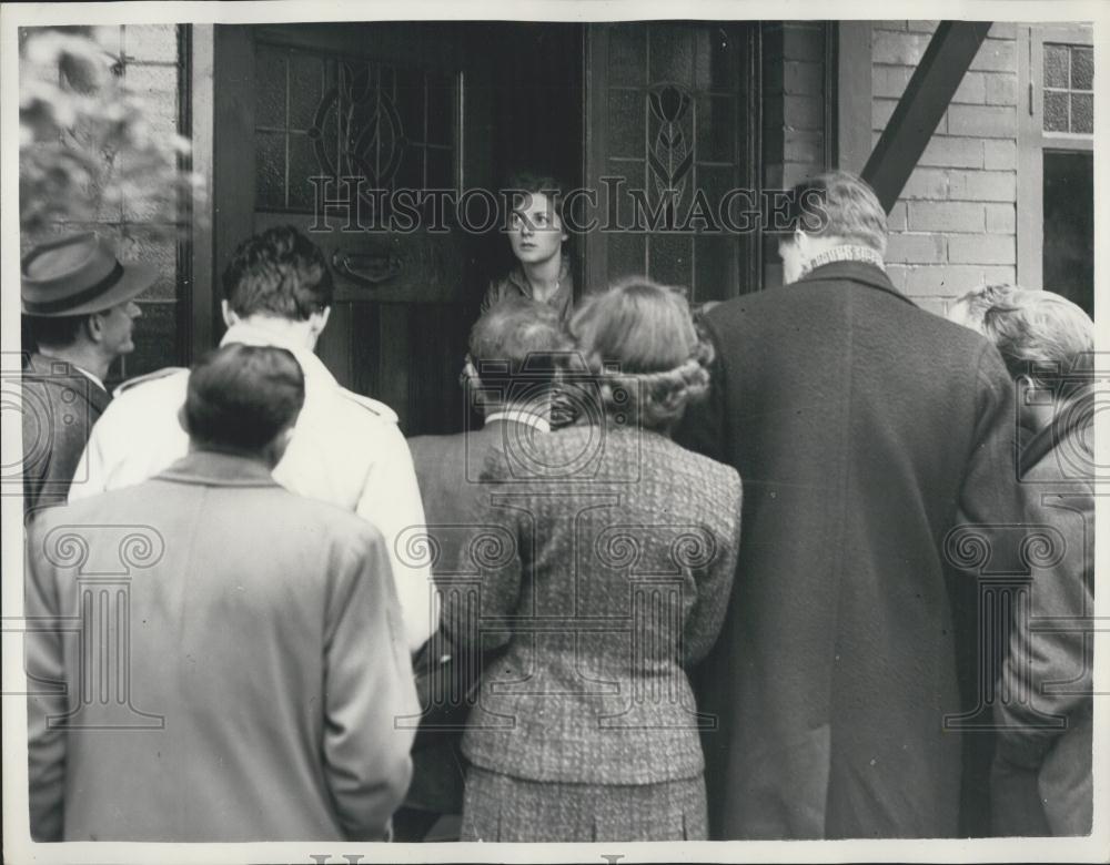 1956 Press Photo Wendy Ryall Interviewed By Reporters - Historic Images