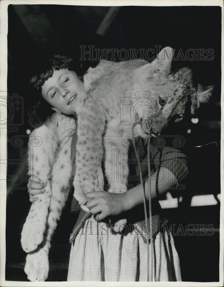 Press Photo Amelia Smith, Lion Cub - Historic Images