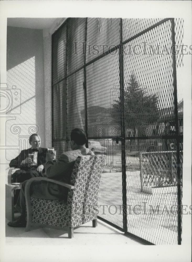 1956 Press Photo Wire Cage Protection For Bars And Apartments Against Bomb Outra - Historic Images