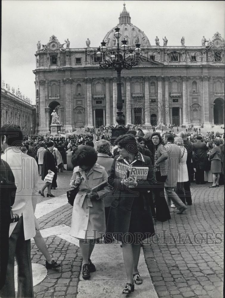 1975 Press Photo Tourists, St Peter&#39;s, Rome - Historic Images