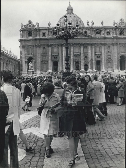 1975 Press Photo Tourists, St Peter's, Rome - Historic Images
