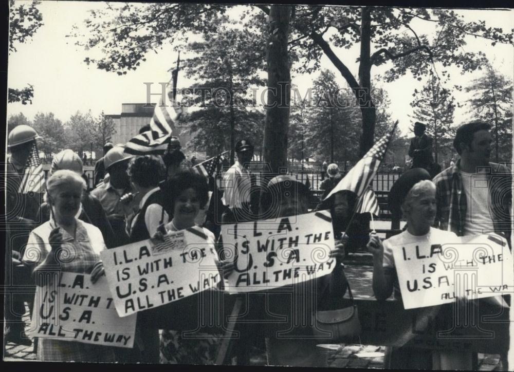 Press Photo ILA Is With The USA All The Way Protestors - Historic Images