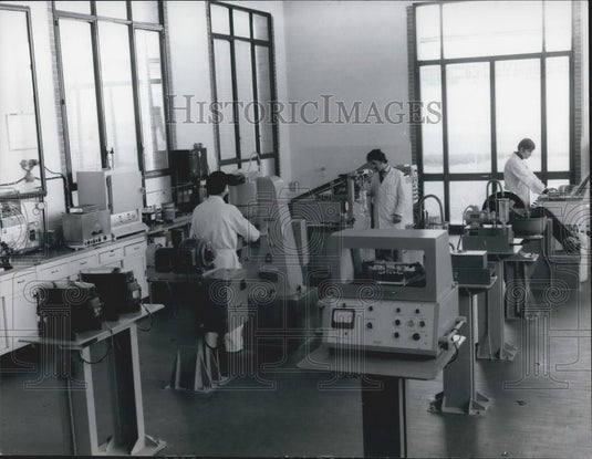 Press Photo Assistance to Assistance - Historic Images