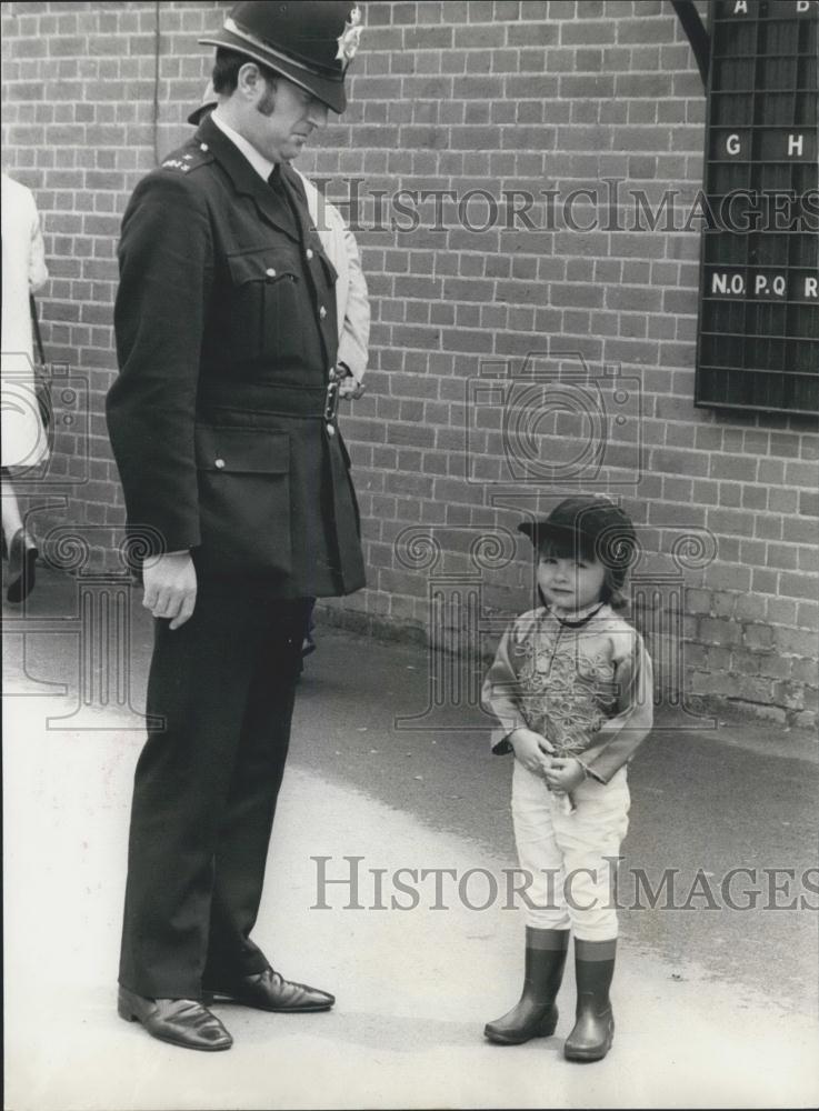 Press Photo Amanda Bradshaw ,3 at Ascot wearing the Queen's Racing colours. - Historic Images