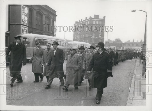 1959 Press Photo Miner Demonstrates Over The Closing of Thirty Six Pits - Historic Images