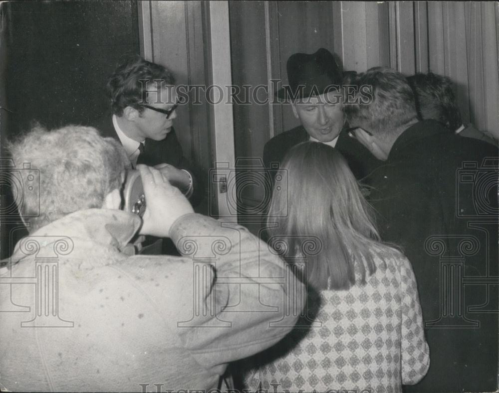 1968 Press Photo Reporters crowd round Sir Leslie O&#39;Brien at London Airport - Historic Images