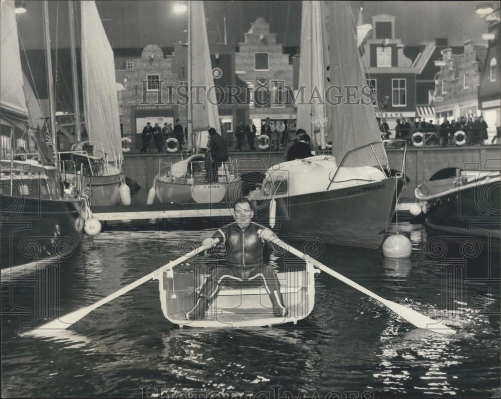 1966 Press Photo Preview International Boat Show Man Rowing Half Boat - Historic Images